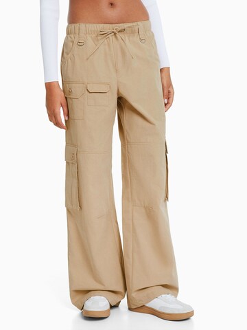 Wide leg Pantaloni cargo di Bershka in beige: frontale