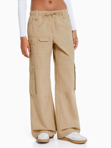 Bershka Wide leg Cargo Pants in Beige: front