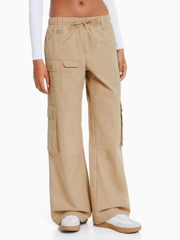 Bershka Wide leg Cargo trousers in Beige: front