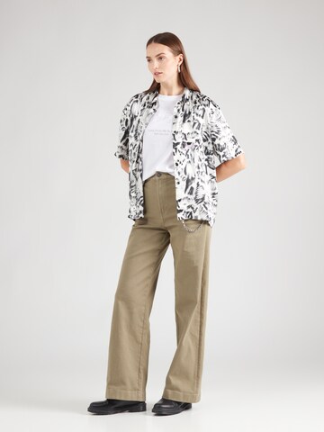 PIECES - Camisa 'PCTARA' em branco