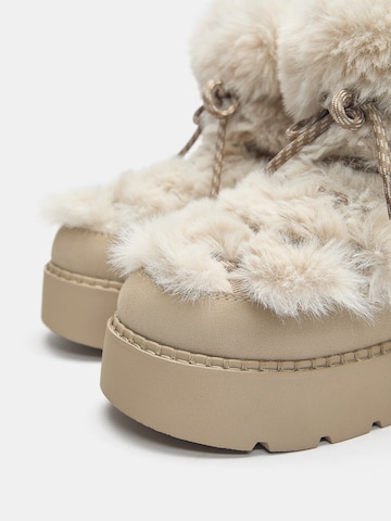 Bocanci de zăpadă de la Pull&Bear pe bej