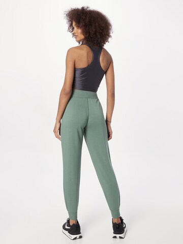 Effilé Pantalon de sport SKECHERS en vert