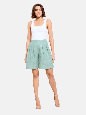 Friends Like These Wide Leg Shorts in Grün: Vorderseite