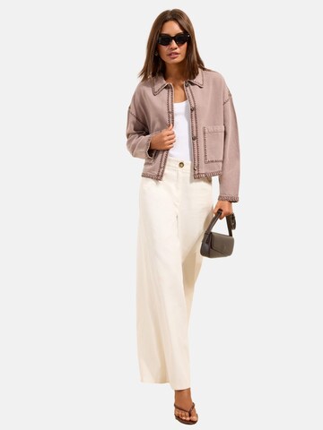 Friends Like These Jacke in Lila: Vorderseite