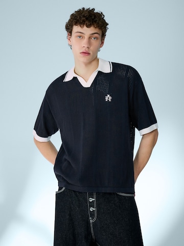 Bershka Poloshirt in Blau: Vorderseite