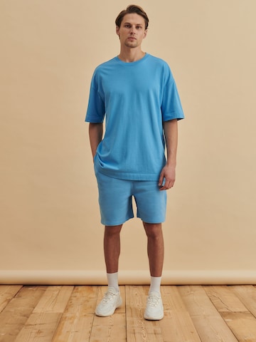 DAN FOX APPAREL Loosefit Shorts 'Sean' in Blau