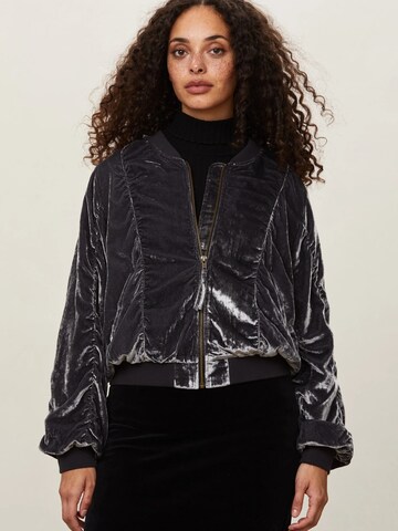 Odd Molly Välikausitakki värissä harmaa: etupuoli