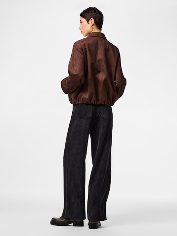 PIECES Jacke 'PCFOLINE' in Braun