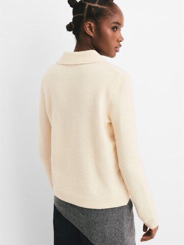 Pulover de la Pull&Bear pe bej