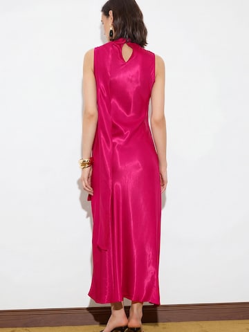 Robe de soirée Trendyol en rose