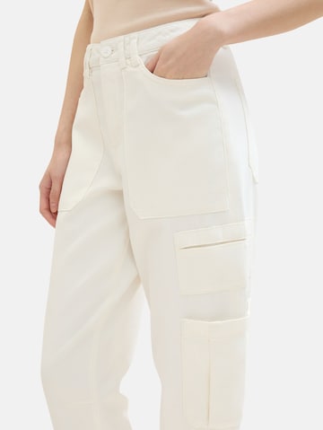 Coupe slim Pantalon cargo 'Barrel Mom' TOM TAILOR DENIM en blanc