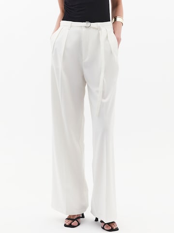Wide leg Pantaloni con pieghe di OXXO in bianco: frontale