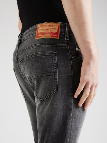 regular Jeans 'YENNOX' di DIESEL in grigio