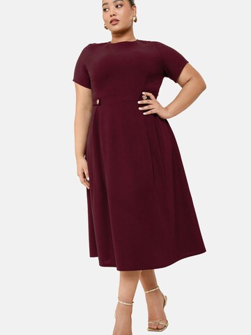 Friends Like These - Vestido en rojo: frente