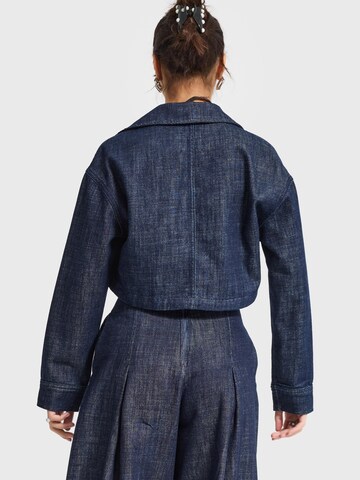 Gilet 'Cropped Denim Jacket' IT'S BASIC en bleu