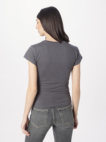 WRANGLER - Camiseta 'SHRUNKEN BAND' en gris