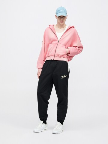 Nike Sportswear - Tapered Pantalón 'CLUB' en negro