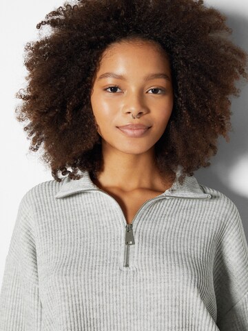 Bershka Pullover in Grau