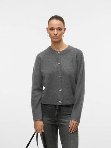 VERO MODA Gebreid vest 'VMFIONA' in Grijs: voorkant