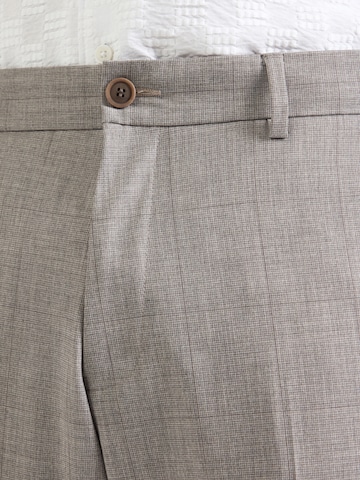 s.Oliver Regular Trousers with creases in Brown