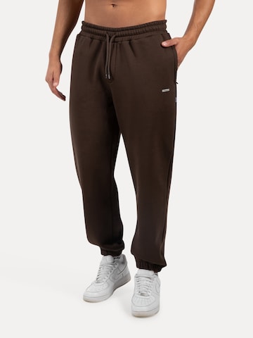 Effilé Pantalon Smilodox en marron : devant