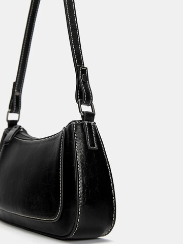 Pull&Bear Schultertasche in Schwarz