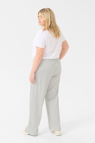 KAFFE CURVE - Loosefit Pantalón en blanco