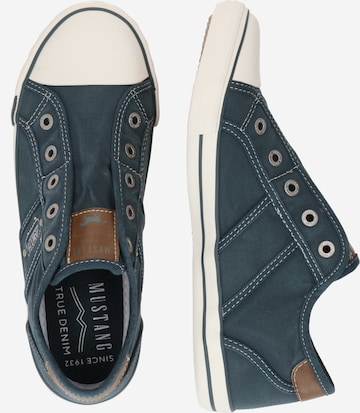 Scarpa slip-on di MUSTANG in blu