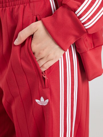 Loosefit Pantalon ADIDAS ORIGINALS en rouge