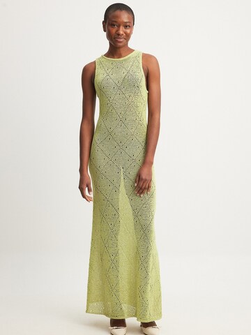 NA-KD Knitted dress in Yellow: front