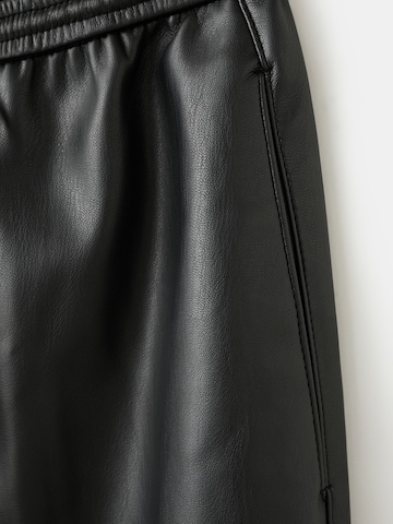 MANGO Regular Suorat housut 'APPLE' värissä musta