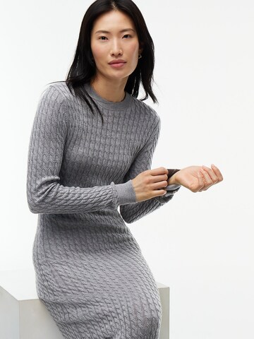 TOMMY HILFIGER Strickkleid in Grau