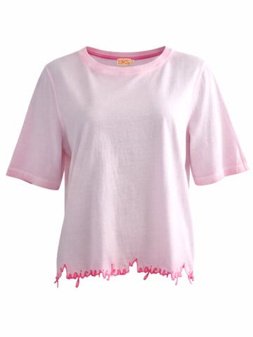 LIKS. Munich Shirt 'Tshirt with embroidery No Risk no Magic' in Roze: voorkant