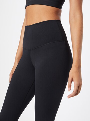 Skinny Leggings de la NIKE pe negru