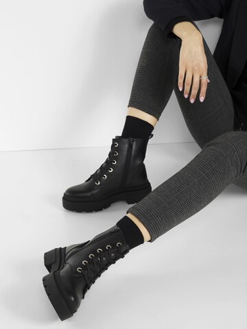 bonprix Schnürstiefelette in Schwarz