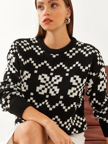 Bianco Lucci Sweater in Black: front