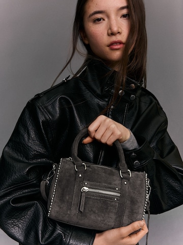 Bershka Handtasche in Grau