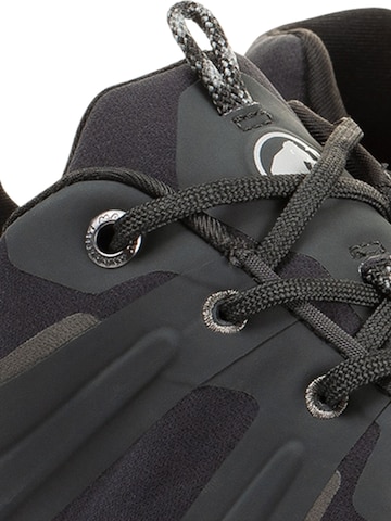 MAMMUT Flats in Black