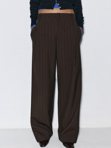 Loosefit Pantalon à pince Pull&Bear en marron : devant