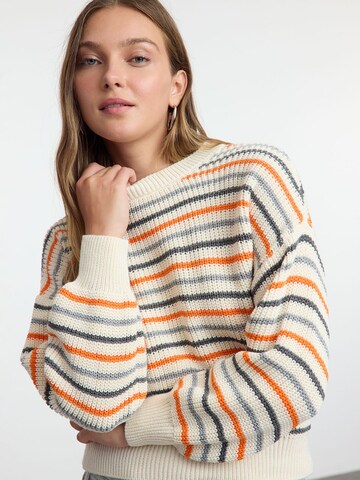 Trendyol Sweater in Grey: front