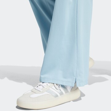 ADIDAS SPORTSWEAR Широки крачоли Спортен панталон 'House Of Tiro' в сиво