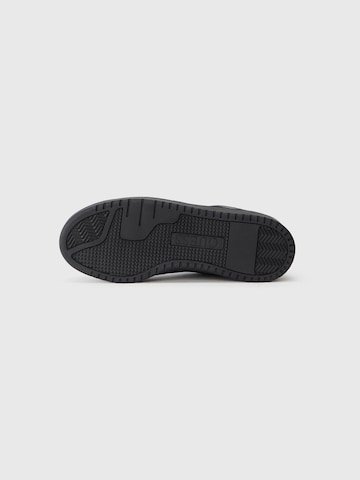 Baskets basses 'MIRAM' GUESS en noir