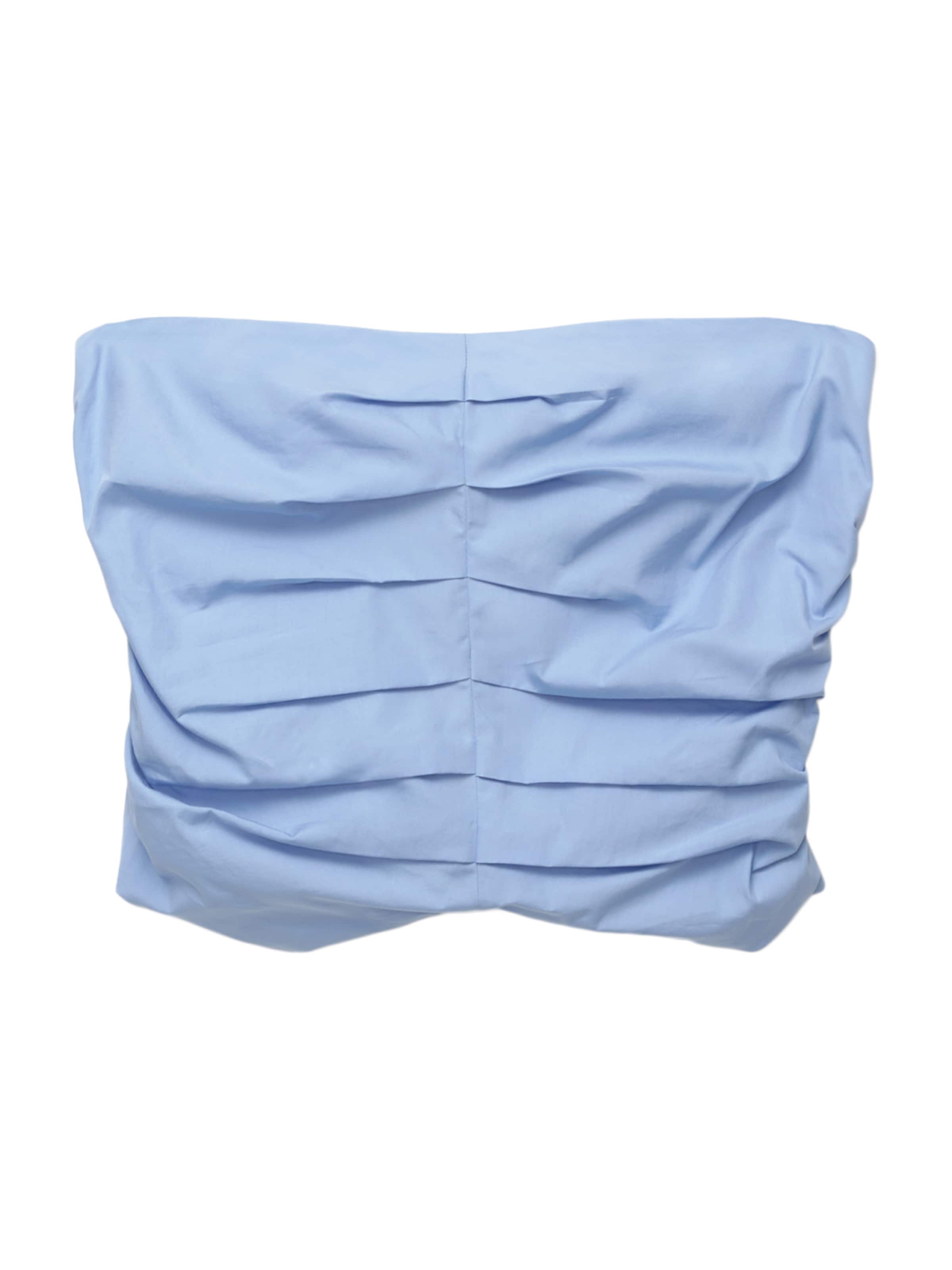 Top de la Pull&Bear pe albastru: față