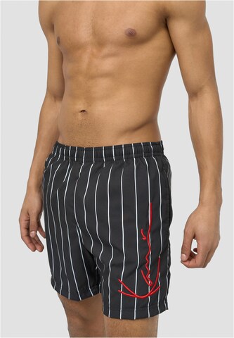 Shorts de bain Karl Kani en noir : devant