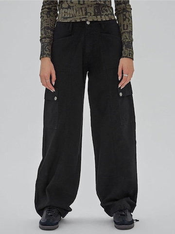 GUESS Wide leg Cargo Pants in Black: front