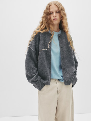 Pull&Bear Pletena jopa | siva barva: sprednja stran