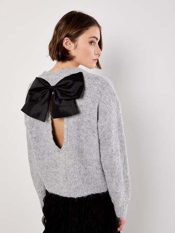 Apricot Sweater ' ' in Grey: front