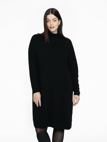 Yoek Knitted dress in Black: front