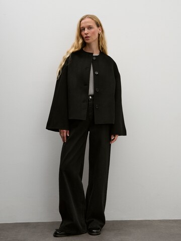 Veste mi-saison ABOUT YOU x Marie von Behrens en noir
