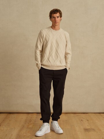 DAN FOX APPAREL Свитер 'Sascha' в Белый